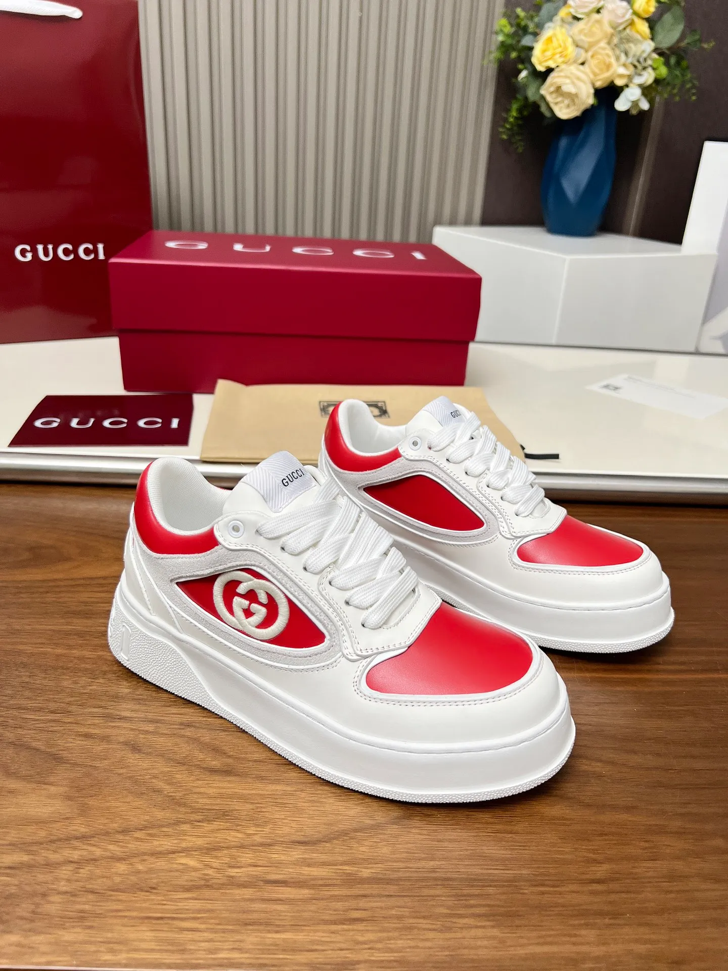 👟👟Ex-factory price 560👟👟Gucci casual sneakers, top version! Oil edge craftsmanship🌸🌸🌸1:1 reproduction. New model for early spring, creating a perfect style💣💣💣street style🔥🔥🔥Cool and stylish C-position fashionable outfit with retro and futuristic feel🌹🌹🌹Classic shoe shape, showing exquisite texture! Open mold to customize high-density outsole. Comes fully packaged. Size: Female 35-46. Fabric: Imported cowhide...men and women
